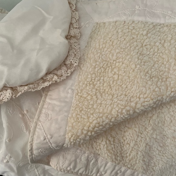 Crib size comforter and blanket set (2 blankets, different weights). Off… - Picture 14 of 16
